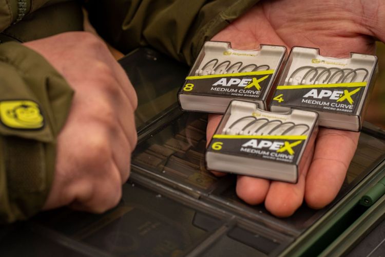 Снимка на Куки RidgeMonkey Ape-X Medium Curve Hooks Barbed