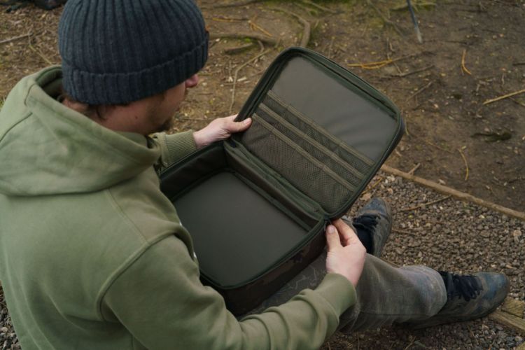 Picture of SOLAR WORLDWIDE TACKLE STATION